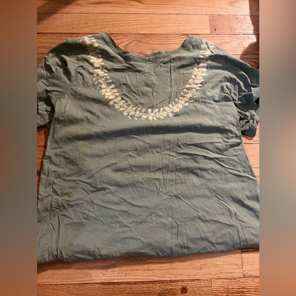 Women’s t-shirt with lei design
